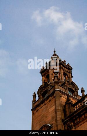 Vue sur l'architecture extérieure de la galerie d'art et du musée Kelvingrove à Glasgow, en Écosse. Banque D'Images