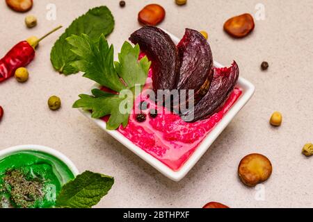 Hummus, nourriture végétalienne (végétarienne) saine. Trois types variés : classique, menthe et betterave. Haricots secs édamame, morceaux de pain pita, épices. Béton de pierre Banque D'Images