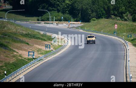 Hemmingen, Allemagne. 26 mai 2020. Un véhicule de construction passe par le contournement de Hemmingen de la route fédérale B3 dans la région de Hanovre, qui est actuellement en construction. La fin de la dérivation est prévue cette année. Crédit : Julian Strattischulte/dpa/Alay Live News Banque D'Images