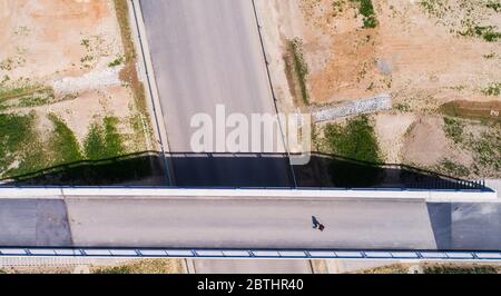 Hemmingen, Allemagne. 26 mai 2020. Un jogging passe sur un pont au-dessus du contournement de Hemmingen de la route fédérale B3 dans la région de Hanovre, qui est actuellement en construction (photographie aérienne avec un drone). La fin de la dérivation est prévue cette année. Crédit : Julian Strattischulte/dpa/Alay Live News Banque D'Images