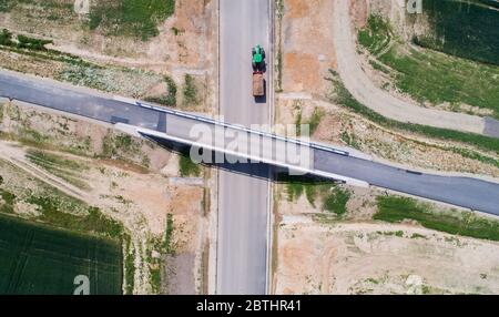 Hemmingen, Allemagne. 26 mai 2020. Un tracteur passe par le contournement de Hemmingen sur la route fédérale B3 dans la région de Hanovre, qui est en cours de construction (photographie aérienne prise avec un drone). La dérivation doit être terminée cette année. Crédit : Julian Strattischulte/dpa/Alay Live News Banque D'Images