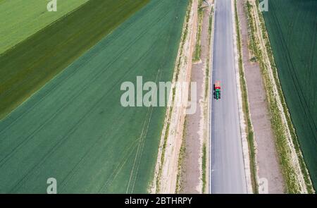 Hemmingen, Allemagne. 26 mai 2020. Un tracteur passe par le contournement de Hemmingen sur la route fédérale B3 dans la région de Hanovre, qui est actuellement en construction (photographie aérienne). La dérivation doit être terminée cette année. Crédit : Julian Strattischulte/dpa/Alay Live News Banque D'Images