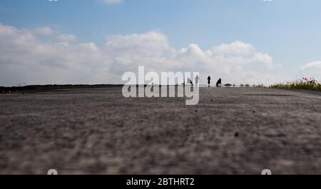 Hemmingen, Allemagne. 26 mai 2020. Deux cyclistes pédalent sur un pont dans la région de Hanovre. Crédit : Julian Strattischulte/dpa/Alay Live News Banque D'Images