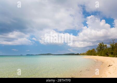 Paysage marin d'été sur l'île tropicale de Phu Quoc au Vietnam. Paysage pris sur la plage de Bai Dai avec le ciel bleu Banque D'Images