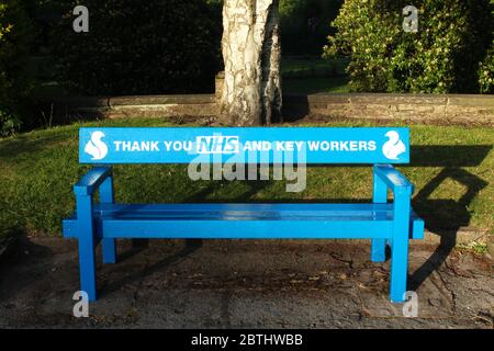 Banc peint en bleu « Thanyou NHS and Key Workers » à Davyhulme Park, Manchester Banque D'Images
