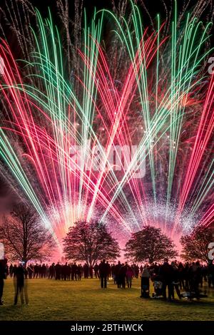 Le feu d'artifice annuel à Ashton Keynes vit une grande foule profiter d'un impressionnant étalage sur le terrain de jeu de l'école dans le pittoresque North Wiltsh Banque D'Images