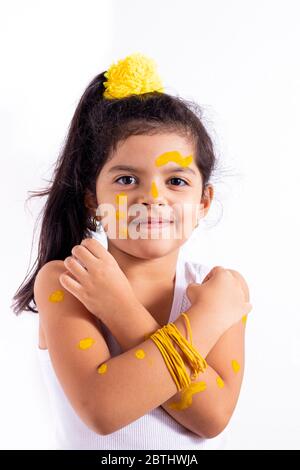 Bonne petite fille, avec son visage peint pour célébrer le jour jaune Banque D'Images