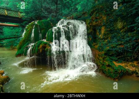 La cascade de Bigar en Roumanie - l'une des plus belles chutes d'eau du pays. Banque D'Images