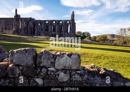 Bolton Abbey, Wharfedale, North Yorkshire, Angleterre. Les ruines du monastère Augustinien du XIIe siècle, aujourd'hui connu sous le nom de Prieuré de Bolton Banque D'Images