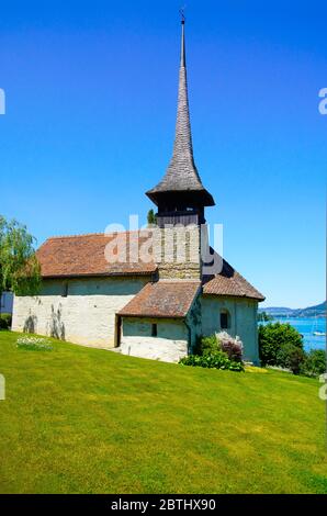 L'église du village d'Einingen est idéalement située sur les rives du lac Thun (Thunersee). Oberland bernois, Berne, Suisse. Banque D'Images