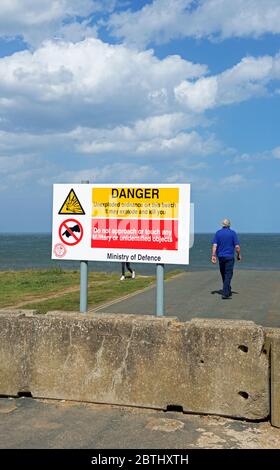 Avis du ministère de la Défense avertissant les gens au sujet des munitions non explosées sur la plage d'Aldbrough, East Yorkshire, Angleterre Banque D'Images