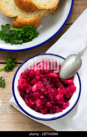 Vinaigrette traditionnelle russe à salade de légumes maigres dans un bol en fer. Banque D'Images