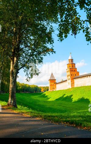 Veliky Novgorod Kremlin Assomption et les tours Kokui au coucher du soleil d'été à Veliky Novgorod, Russie, Voyage vue d'été de Veliky Novgorod Banque D'Images