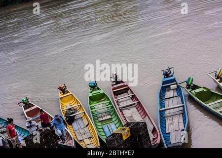 Guaviare, Colombie. Dans la rivière Guaviare, il est très commun de voir des bateaux transportant des marchandises et des personnes. L'économie de nombreuses familles dépend du commerce fluvial. 11 juillet 2017- Banque D'Images