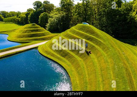 Wilkieston, Écosse, Royaume-Uni. 26 mai 2020. Thomas Unterdorfer, gardien du paysage à Jupiter Artland, coupant de l'herbe sur les cellules de la vie de sculptures de forme terrestre par Charles Jencks. Jupiter Artland espère avoir une ouverture limitée dans un avenir proche lorsque les règles de verrouillage de Covid-19 sont assouplies. Iain Masterton/Alay Live News Banque D'Images