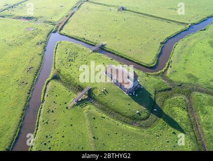 Vue aérienne de l'église St Thomas a Becket à Fairfield dans le kent de mars de Romney Banque D'Images