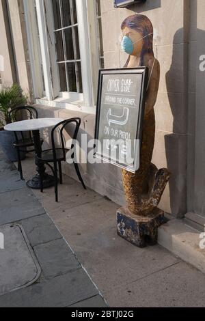 La maladie à coronavirus signifie que les restaurants doivent respecter les règles prescrites qui, pour le moment, signifient des heures de travail restreintes pour les commandes de restauration et de ramassage. Banque D'Images