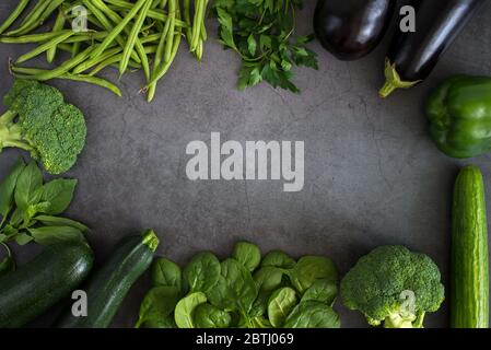 Légumes verts, sains, nourriture végétarienne persil, basilic, concombre, brocoli, poivron vert, courgettes, pousses de haricots, épinards. Vue du dessus Hathy crues Banque D'Images