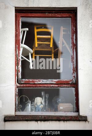 Chaises pour enfants suspendues dans une vitrine de magasin d'antiquités, Royaume-Uni Banque D'Images