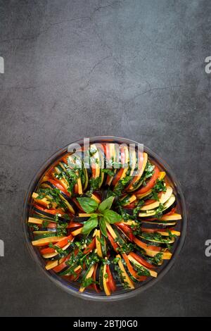 Ratatouille. Gros plan sur une table de ragoût traditionnel français de légumes d'été. Ragoût végétarien à base de courgettes, d'oignons aubergines, d'ail et de tomates Banque D'Images