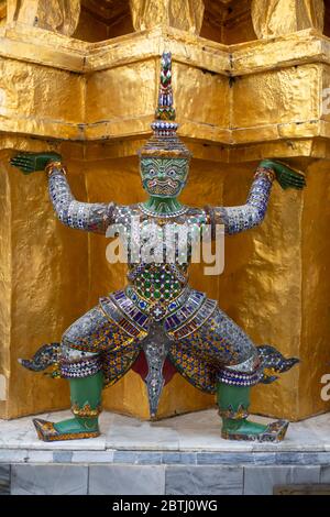 Les démons dorés gardent les façades et les entrées du Grand Palais, Bangkok, Thaïlande Banque D'Images