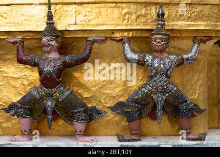 Les démons dorés gardent les façades et les entrées du Grand Palais, Bangkok, Thaïlande Banque D'Images