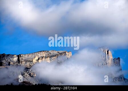 France, Haute-Savoie (74), Passy, Alpes, chaîne de Fiz avec nuage Banque D'Images