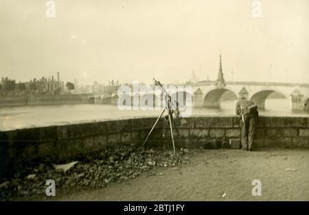 WW2 - soldat allemand de la Seconde Guerre mondiale sur le pont royal à paris pendant l'occupation avec la mitrailleuse mg 35 Banque D'Images