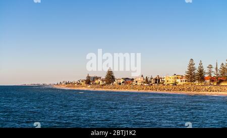 Côte d'Adélaïde vue depuis la jetée de Brighton au coucher du soleil, Australie méridionale Banque D'Images