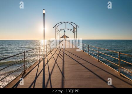 Célèbre jetée de Brighton au coucher du soleil avec ciel bleu, Australie méridionale Banque D'Images