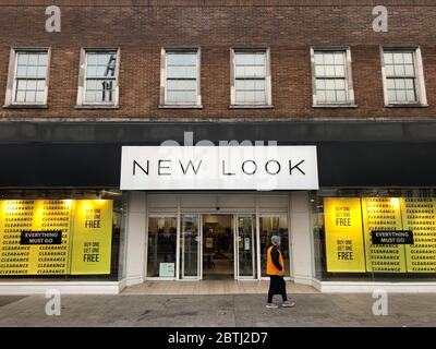 Nouveau magasin de vêtements fermeture sur Stockton sur Tees High Street. La boutique a commencé UNE vente de tout doit aller avec certains articles à 1 £ ou moins Banque D'Images