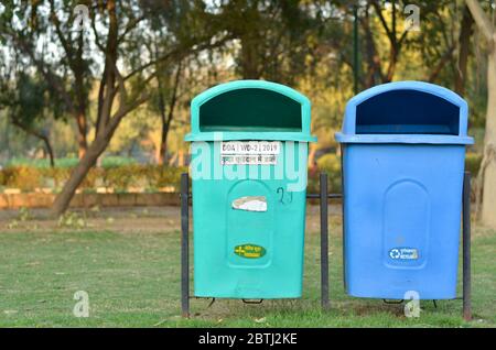 Le gouvernement de New Delhi a installé de nombreuses poubelles vertes et bleues dans toute la ville, celle-ci étant située dans un parc. Banque D'Images