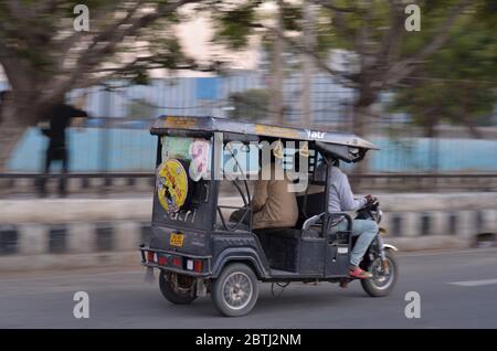 Delhi, Inde, 2020.Panning photo d'un e- rickshaw rapide sur les routes de Delhi. Les pousse-pousse électriques sont un mode de transport économique en Inde pour le dernier M. Banque D'Images