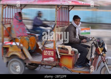 Delhi, Inde, 2020.Panning photo d'un e-pousse rapide sur les routes de Delhi. Les pousse-pousse électriques sont un mode de transport économique en Inde pour le dernier M. Banque D'Images