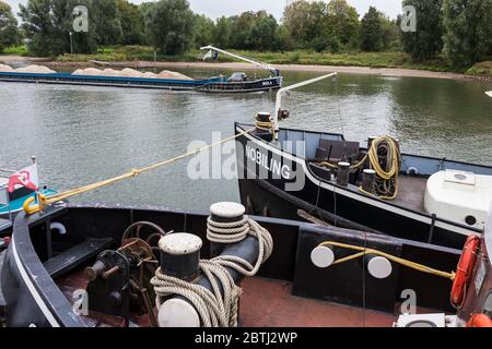 Trafic commercial sur le Nderrijn à Arnhem, Gelderland, pays-Bas Banque D'Images