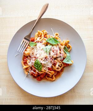 Une assiette de pâtes fraîches avec sauce tomate et basilic a fait la tradition italienne Banque D'Images