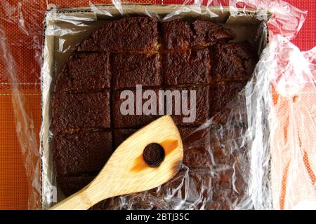 Photo de la collation philippine appelée Bibingka Malagkit ou gâteau de riz à base de riz gluant cuit dans le lait de coco et recouvert de noix de coco caramélisée Banque D'Images