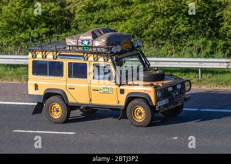 1998 90s années quatre-vingt dix Camel Trophy Land Rover 110 Defender SW TDI ; Vintage Expedition loisir, British Off-Road 4x4, véhicule d'aventure de rallye tout-terrain tout-terrain robuste, LandRover Discovery Turbo Diesel Royaume-Uni Banque D'Images