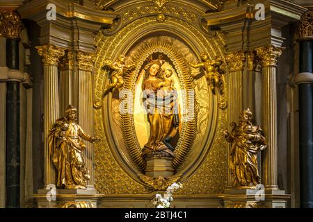 Autel Goldener mit Maria und Jesus, Innenraum des Dom Saint-Pierre, UNESCO Welterbe in Trèves, Rheinland-Pfalz, Allemagne | autel d'or avec Marie et Banque D'Images