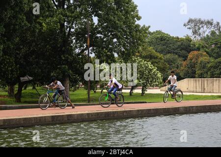 Dhaka, Dhaka, Bangladesh. 26 mai 2020. Les cyclistes traversent un lac d'un parc à dhaka à l'occasion de l'épidémie de covid-19. Crédit: Md Rakibul Hasan/ZUMA Wire/Alay Live News Banque D'Images