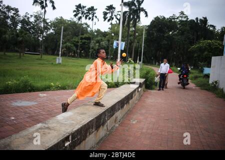 Dhaka, Dhaka, Bangladesh. 26 mai 2020. Un enfant joue avec une balle de tennis le deuxième jour de l'EID à Dhaka pendant l'épidémie de COVID-19. Crédit: Md Rakibul Hasan/ZUMA Wire/Alay Live News Banque D'Images