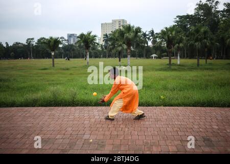 Dhaka, Dhaka, Bangladesh. 26 mai 2020. Un enfant joue avec une balle de tennis le deuxième jour de l'EID à Dhaka pendant l'épidémie de COVID-19. Crédit: Md Rakibul Hasan/ZUMA Wire/Alay Live News Banque D'Images