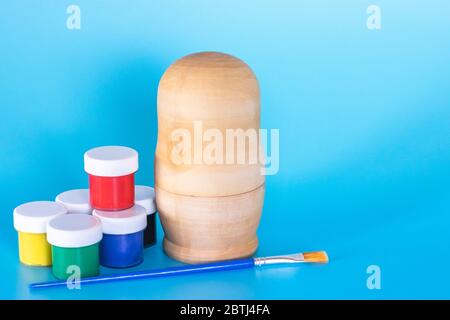 Blanc de bouleau en bois de poupées russes pour la nidification à colorier. Art populaire artisanat pour enfants Banque D'Images