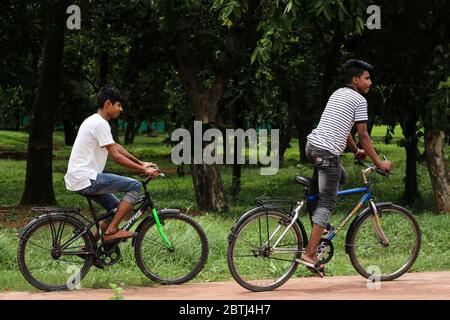 Dhaka, Dhaka, Bangladesh. 26 mai 2020. Les jeunes garçons font du vélo dans un parc de Dhaka le deuxième jour d'Eid-ul-Fitr pendant l'épidémie de COVID-19. Crédit: Md Rakibul Hasan/ZUMA Wire/Alay Live News Banque D'Images