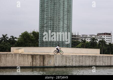 Dhaka, Dhaka, Bangladesh. 26 mai 2020. Les jeunes garçons font du vélo au musée de l'indépendance situé à Dhaka le deuxième jour d'Eid-ul-Fitr pendant l'épidémie de COVID-19. Crédit: Md Rakibul Hasan/ZUMA Wire/Alay Live News Banque D'Images