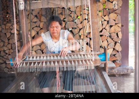 Une femme laotienne qui se vante à l'aide d'un métier à tisser, dans le nord du Laos, en Asie du Sud-est Banque D'Images