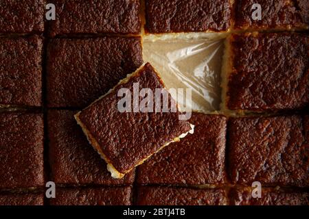 Photo de la collation philippine appelée Bibingka Malagkit ou gâteau de riz à base de riz gluant cuit dans le lait de coco et recouvert de noix de coco caramélisée Banque D'Images