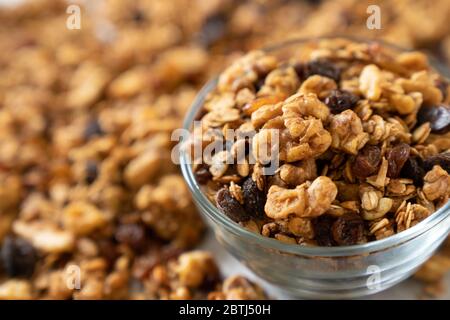 Céréales granola avec avoine, graines de citrouille, noix et raisins secs Banque D'Images