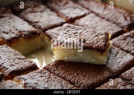 Photo de la collation philippine appelée Bibingka Malagkit ou gâteau de riz à base de riz gluant cuit dans le lait de coco et recouvert de noix de coco caramélisée Banque D'Images