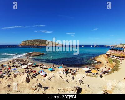 belle destination touristique d'été des îles baléares sur la plage de cala comte à ibiza Banque D'Images